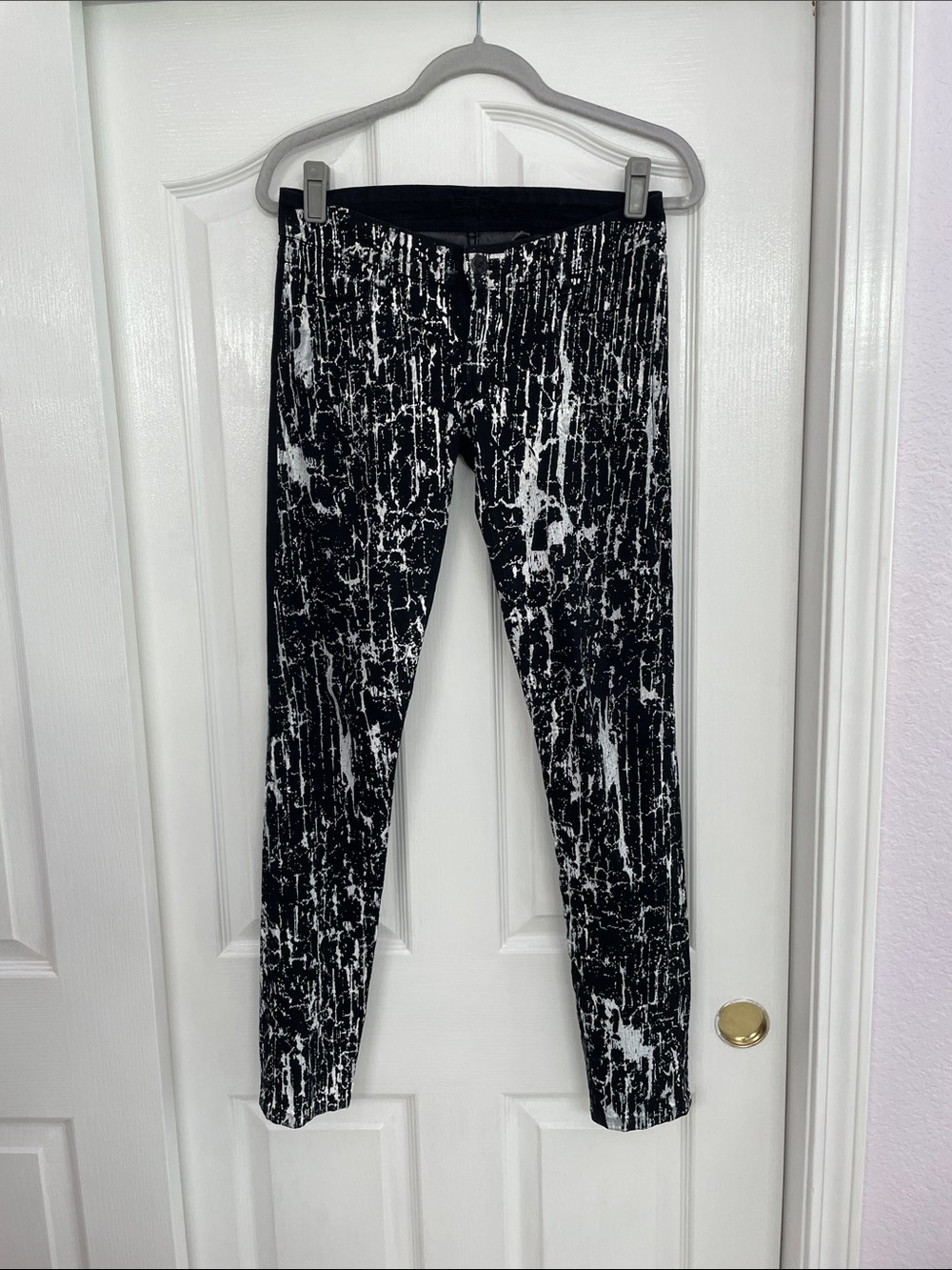 bebe Black & White Marble-Effect Jeggings